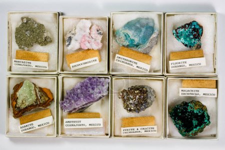 Téléchargez les photos : Assortiment de roches et minéraux colorés du Mexique - en image libre de droit