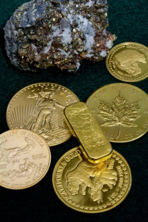 Rondas y barras de oro puro - Metales preciosos. Calcita en espécimen de pirita de México Rocas y minerales