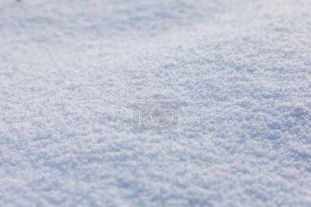 Téléchargez les photos : Gros plan macro photo de la neige de graupel, aussi appelée grêle molle, neige hominy, ou pastille de neige. - en image libre de droit