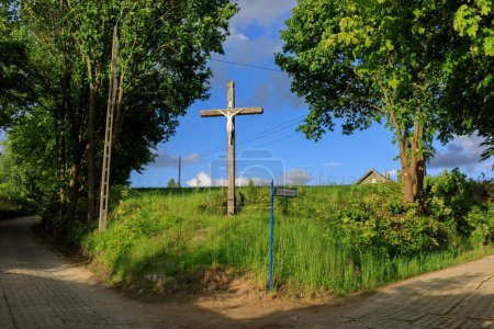Téléchargez les photos : Été sur Kashubia : croix catholique installée au carrefour près de Zawory, Pologne - en image libre de droit