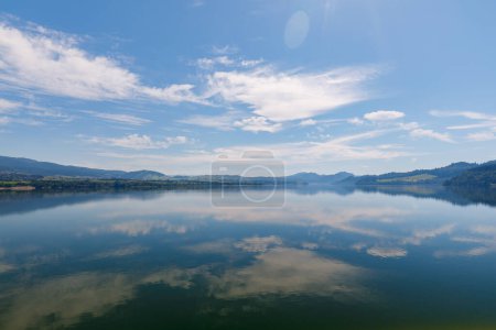 Téléchargez les photos : Ciel se déplaçant dans la surface calme du lac Czorsztyn dans la région de Spisz en Pologne - en image libre de droit