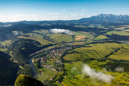 Téléchargez les photos : Vue à la rivière Sromowce Nizne et Dunajec depuis les montagnes Pieniny - en image libre de droit