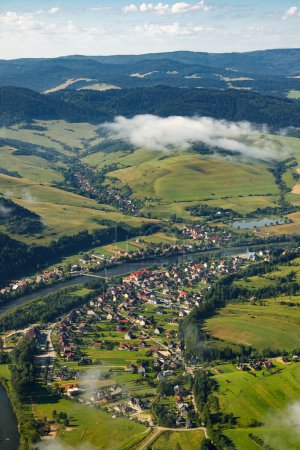 Téléchargez les photos : Vue à la rivière Sromowce Nizne et Dunajec depuis les montagnes Pieniny - en image libre de droit