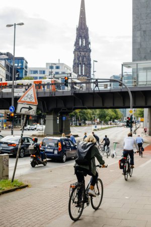 Téléchargez les photos : Cyclistes qui font la navette dans les rues de Hambourg, Allemagne - en image libre de droit