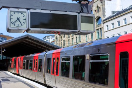 Téléchargez les photos : Horaires à la station u-bahn à Hambourg, Allemagne - en image libre de droit