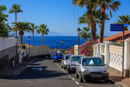 Téléchargez les photos : Voitures garées dans les rues de Puerto de Santiago, Tenerife, Espagne - en image libre de droit