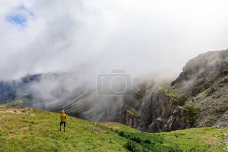 Téléchargez les photos : Personne debout à Seceda Mountain Ridgeline à Dolomites, Italie - en image libre de droit