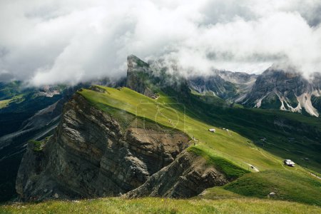Téléchargez les photos : Ridgeline de montagne Seceda dans Dolomites, Italie - en image libre de droit