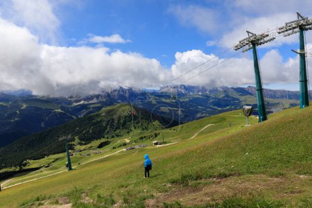 Téléchargez les photos : Personne debout à Seceda Mountain Ridgeline à Dolomites, Italie - en image libre de droit