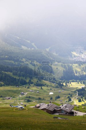 Téléchargez les photos : Hélicoptère atterri dans la vallée du Val de Gardena à Seceda dans les Dolomites, Italie - en image libre de droit