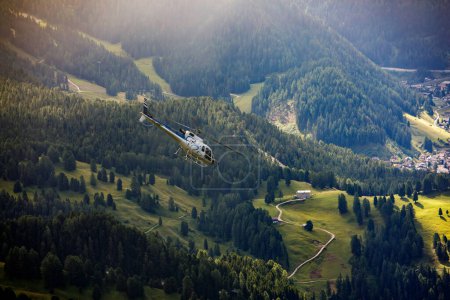Téléchargez les photos : Hélicoptère survolant la vallée du Val de Gardena à Seceda dans les Dolomites, Italie - en image libre de droit