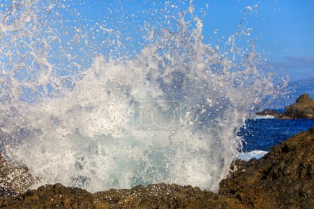 Téléchargez les photos : Des éclaboussures de vagues d'azur sur le littoral de Ténérife - en image libre de droit