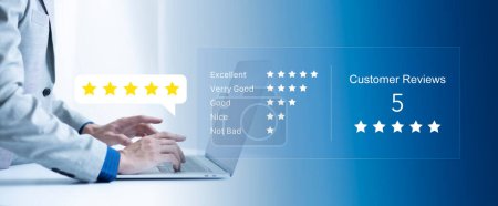 Foto de Satisfaction and customer service survey concept, business people using  laptop. to answer the questionnaire And the satisfaction rating, the satisfaction rating with the icon 5 stars. - Imagen libre de derechos