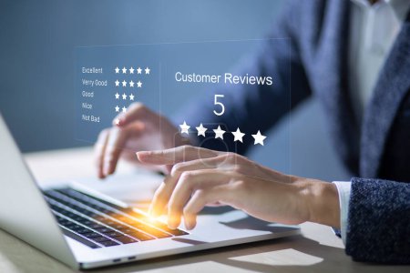 Konsumenten führen Umfragen zur Zufriedenheit mit Dienstleistungen durch. Verbraucher schreiben Bewertungen der Zufriedenheit mit Produkten oder Dienstleistungen