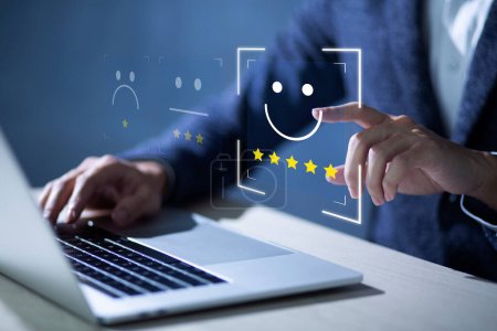 Los consumidores están evaluando su satisfacción con el servicio. Los consumidores escriben comentarios sobre su satisfacción con un producto o servicio. Los consumidores utilizan el símbolo del icono de la cara sonriente y 5 estrellas.