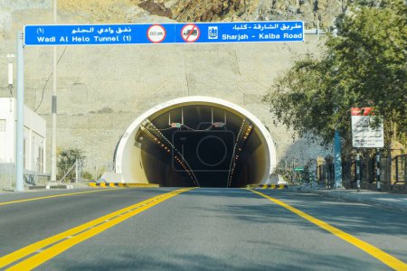 Foto de Road landscape view with tunnel view in UAE - Imagen libre de derechos