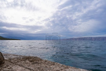 Vista sobre el mar Adriático por la mañana temprano. Muelle de pared en primer plano.