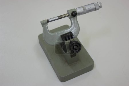 Foto de A micrometer fixed in the stand measures a standard shaft - Imagen libre de derechos