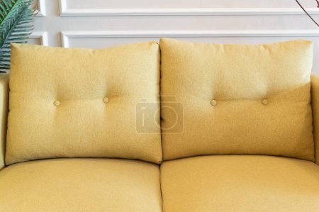 Foto de Sofá amarillo para sala de estar y fondo de pared blanco - Imagen libre de derechos