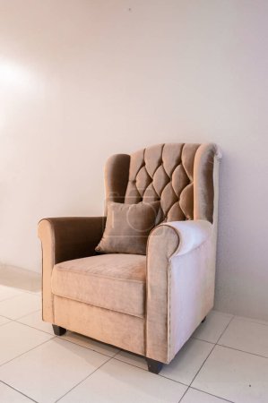 Foto de Sofá crema y marrón y 1 asiento, vista lateral sobre fondo liso - Imagen libre de derechos