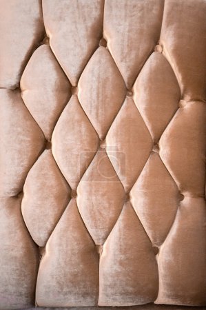 Foto de Sofá de textura en color crema y marrón con una textura única - Imagen libre de derechos