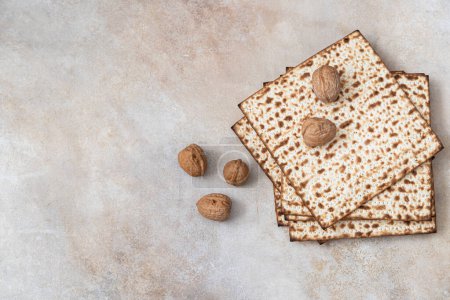 Téléchargez les photos : Matzo kasher traditionnel juif pour la Pâque. Concept de célébration Pesah (fête juive de la Pâque) - en image libre de droit