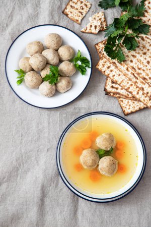 Foto de Delicious Matzo ball soup, Jewish traditional cuisine - Imagen libre de derechos