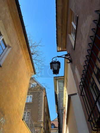 Téléchargez les photos : Rue avec escalier et lanterne dans la vieille ville de Varsovie dans la journée d'été, Pologne - en image libre de droit