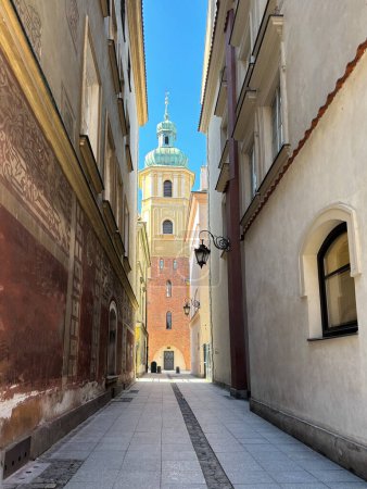Téléchargez les photos : Rue ensoleillée étroite entre les bâtiments colorés de la vieille ville, rue de la ville de la vieille ville à Varsovie. - en image libre de droit