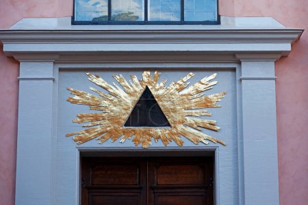 Téléchargez les photos : Symbole franc-maçon au-dessus de la porte sur une rue latérale près du château à Stockholm - en image libre de droit