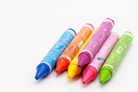 Foto de Crayones infantiles en diferentes colores sobre un fondo blanco - Imagen libre de derechos