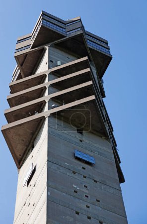 Foto de Estocolmo, Suecia - 24 de mayo de 2023: La torre de Kaknas vista desde abajo - Imagen libre de derechos
