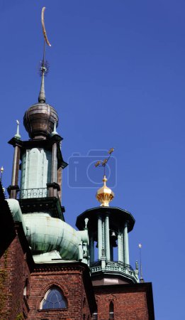 Foto de Estocolmo, Suecia - 23 de mayo de 2023: Las dos torres más grandes del Ayuntamiento - Imagen libre de derechos