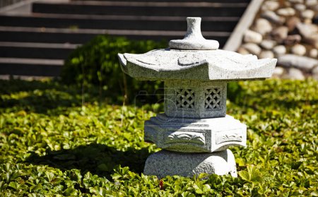 Téléchargez les photos : Une petite pagode comme décoration de jardin - en image libre de droit