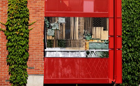 Téléchargez les photos : Balcon avec protection solaire auto-construite - en image libre de droit