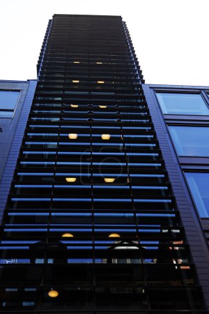 Foto de Estocolmo, Suecia - 23 de mayo de 2023: edificio alto con persianas en el exterior para protegerse del sol - Imagen libre de derechos
