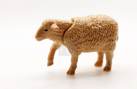 un mouton jouet en plastique sur fond blanc