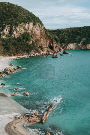 Téléchargez les photos : Vue imprenable sur la mer Adriatique et les rochers sur la plage, Monténégro. Destination de voyage au Monténégro. - en image libre de droit
