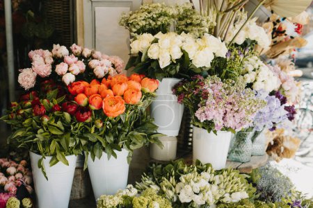 Foto de Hermosas flores de colores en una tienda de flores. Enfoque selectivo. - Imagen libre de derechos