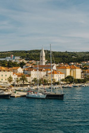 Tolle Aussicht auf den Yachthafen und die Altstadt von Supetar, Insel Brac, Kroatien. Schöner sonniger Tag. Reiseziel in Kroatien.
