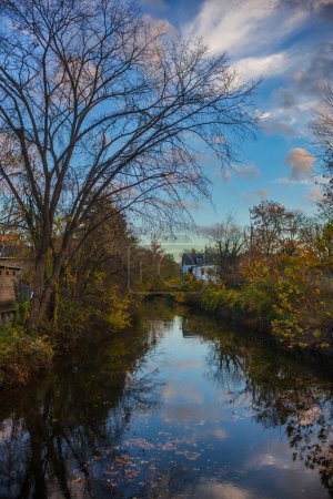 Téléchargez les photos : Les sentiers du Delaware Canal Trail à Lambertville, NJ, sont bordés d'arbres qui montrent leur feuillage d'automne. - en image libre de droit