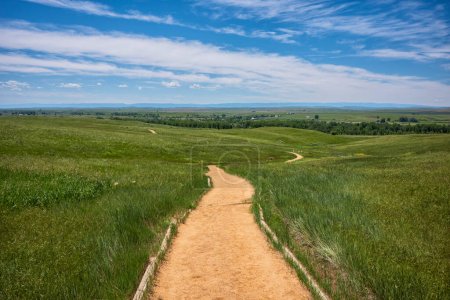 Foto de El sendero Deep Ravine es un sendero de ida y vuelta de 1 / 2 milla que recorre la cuenca de Last Stand Hill en Little Bighorn Battlefield, Monumento Nacional, representado aquí en un día soleado. - Imagen libre de derechos