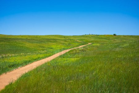 Foto de El sendero Deep Ravine es un sendero de ida y vuelta de 1 / 2 milla que recorre la cuenca de Last Stand Hill en Little Bighorn Battlefield, Monumento Nacional, representado aquí en un día soleado. - Imagen libre de derechos