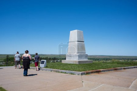 Foto de Crow Agency, MT, Estados Unidos - 23 de junio de 2022: Visita turística Little Bighorn Battlefield, Monumento Nacional, retrató aquí el monumento en el último Stand Trail en el Cementerio Nacional Custer. - Imagen libre de derechos