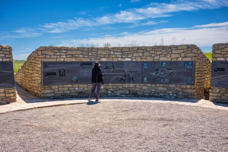 Foto de Crow Agency, MT, Estados Unidos - 23 de junio de 2022: Visita turística Little Bighorn Battlefield, Monumento Nacional. Retratado aquí 7º Regimiento de la Caballería de los Estados Unidos y Memorial de la India. - Imagen libre de derechos