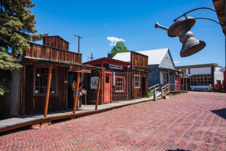 Téléchargez les photos : Butte, MT, USA - Jun 30, 2022, At the World Museum of Mining tourists can explore a mine called the Orphan Girl, and a reconstructed a mining Boomtown called Hell-Roarin Gulch. - en image libre de droit