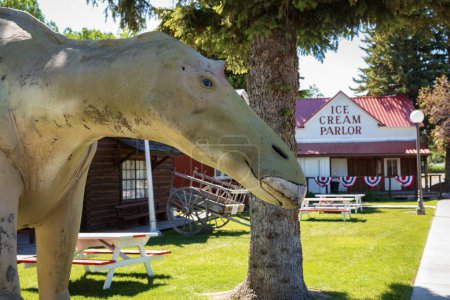Foto de Esculturas de dinosaurios dan la bienvenida a los visitantes de la pequeña ciudad de Choteau, Montana que se encuentra a lo largo de EE.UU. Rutas 89 que los turistas recorren hasta el Parque Nacional Glaciar. - Imagen libre de derechos