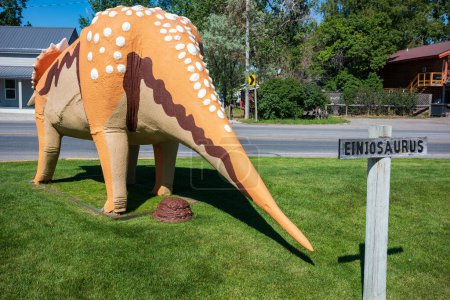 Foto de Esculturas de dinosaurios dan la bienvenida a los visitantes de la pequeña ciudad de Choteau, Montana que se encuentra a lo largo de EE.UU. Rutas 89 que los turistas recorren hasta el Parque Nacional Glaciar. - Imagen libre de derechos