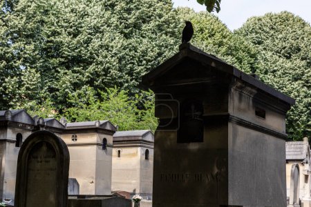 Téléchargez les photos : Paris, France - 20 juin 2017 : Père Lachaise, le cimetière le plus célèbre de Paris, France, le cimetière du célèbre. - en image libre de droit