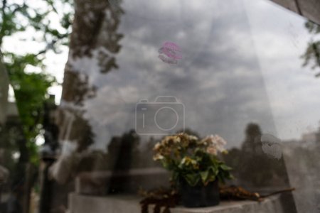 Téléchargez les photos : Paris, France - 20 juin 2017 : Père Lachaise, le cimetière le plus célèbre de Paris, France, le cimetière du célèbre. Preuve d'un baiser vu sur une tombe. - en image libre de droit